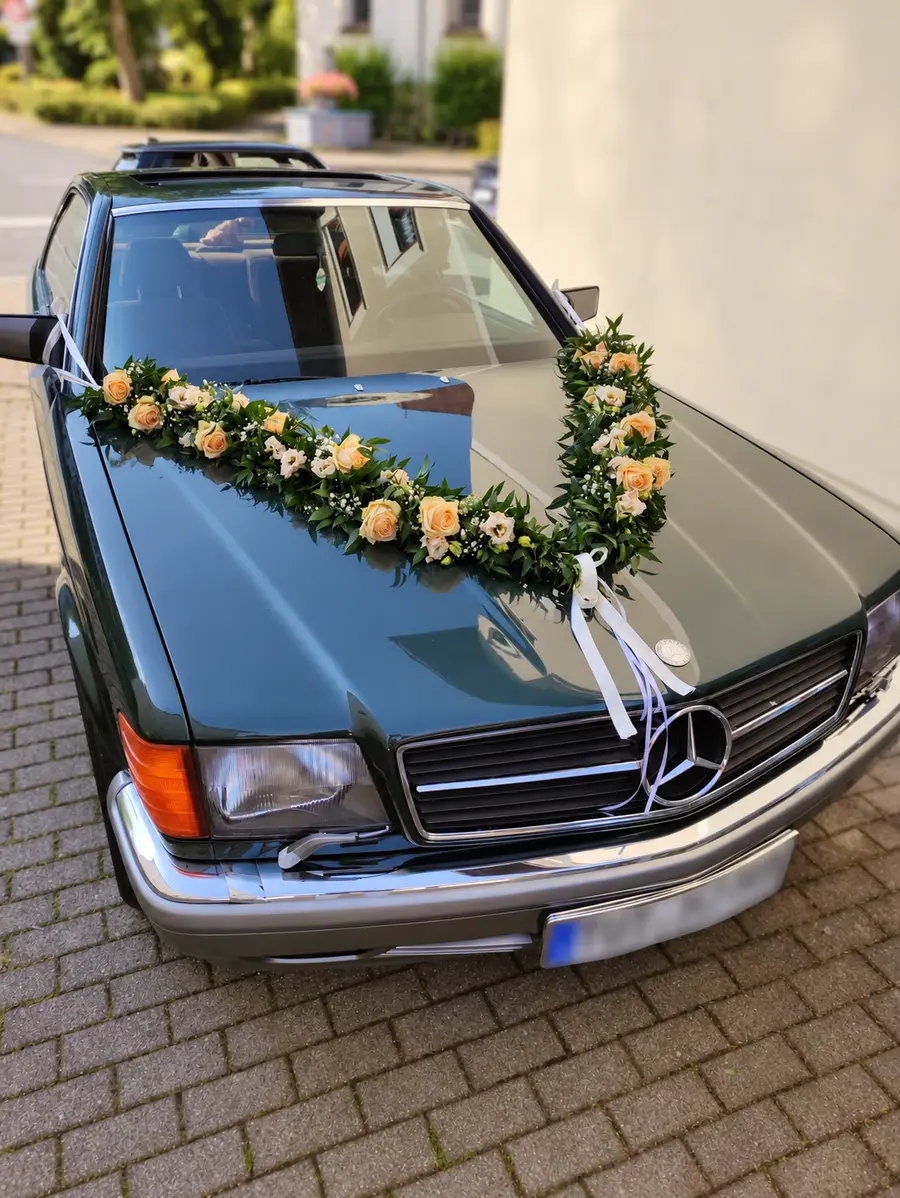 Floraler Autoschmuck mit apricotfarbenen Rosen