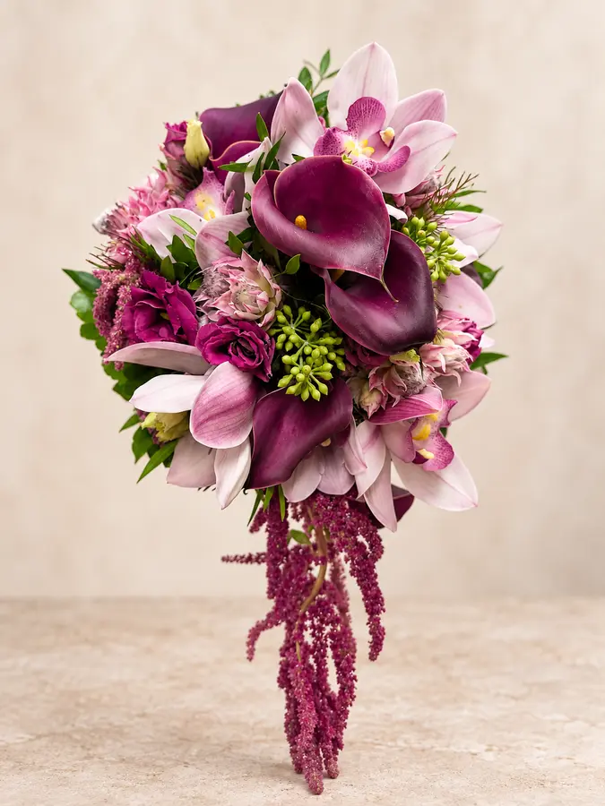 Eleganter Blumenstrauß mit violetten Callas und rosafarbenen Orchideen