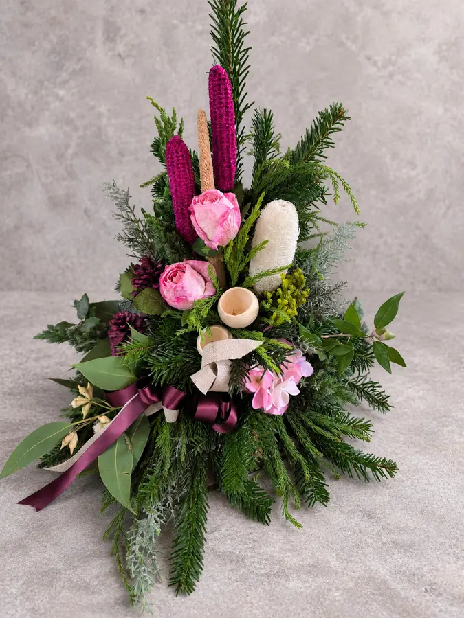 Grabgesteck aus Tannengrün mit Blüten in Rosa und Bordeaux