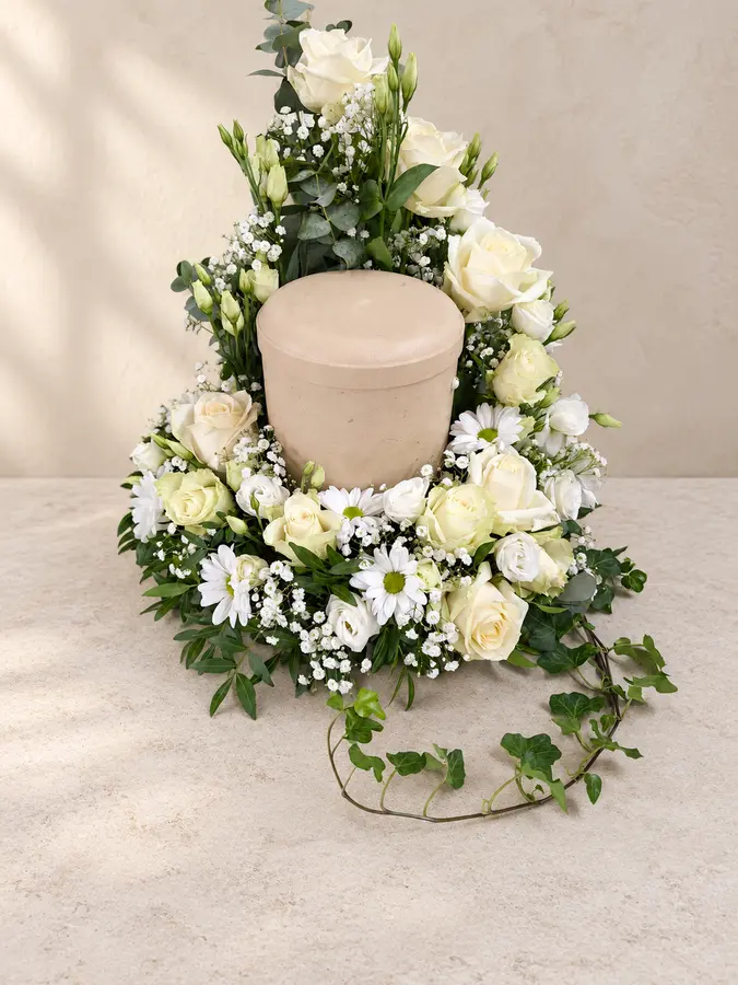 Urnenschmuck mit weißen Rosen, Margeriten, Schleierkraut und Efeu